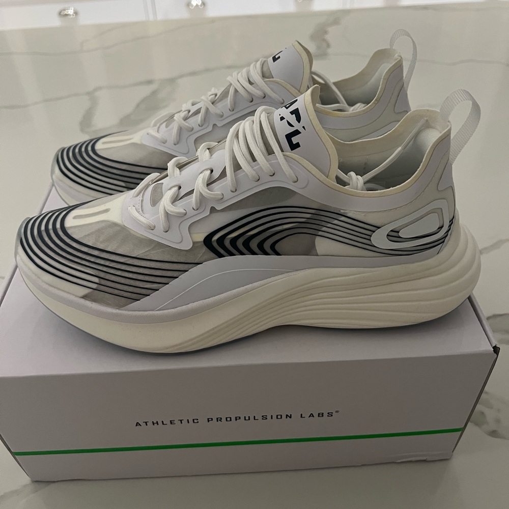 NEW NEVER WORN APL Women’s Streamline Sneakers SIZE 10